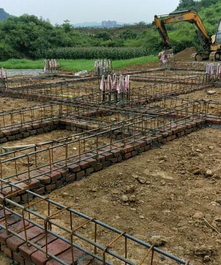 地基鋼筋圈梁綁扎完工，為穩(wěn)固建筑打下堅(jiān)實(shí)基礎(chǔ)
